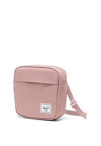 Borsa a tracolla in morbido tessuto rosa con forma piatta, apertura superiore con zip, taschino frontale e etichetta con marchio sul pannello frontale in basso.