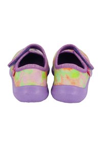 Lila-sohlige Slipper mit einem Batikmuster in Pastellfarben. Runde Zehen, Obermaterial aus weichem Stoff und verstellbarer Klettverschluss.