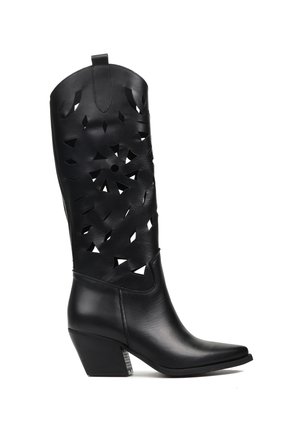 Czarny skórzany kowbojski but do połowy łydki z wyciętymi geometrycznymi wzorami i połączonym, skośnym obcasem.
