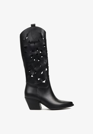 Czarny skórzany kowbojski but do połowy łydki z wyciętymi geometrycznymi wzorami i połączonym, skośnym obcasem.