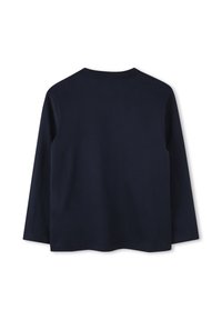 Marineblauwe langemouwen shirt met een ronde halslijn en een eenvoudig ontwerp, gemaakt van zachte stof, met een rechte snit aan de onderkant.