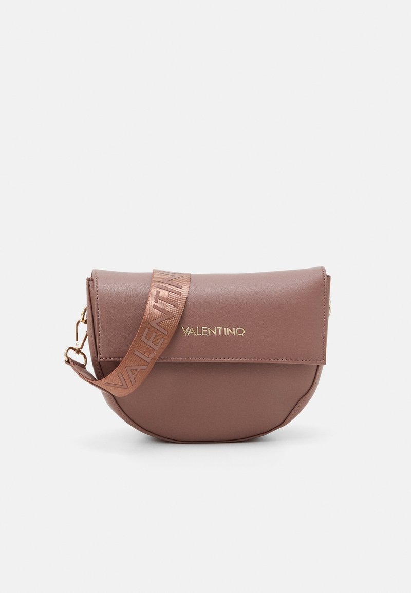 Ovalt formad brunt läderhandtag med guldfärgad hårdvara. Har en vikbar klaff och en justerbar rem med präglad text "VALENTINO."