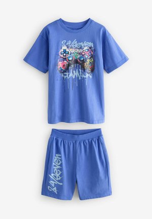 Blauwe katoenen twee-delige pyjama set met een t-shirt met een kleurrijke afbeelding van een gamecontroller en bijpassende shorts met de tekst "24Seven" erop gedrukt.