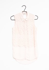 Blusa senza maniche rosa con sovrapposizione in pizzo, colletto e chiusura con bottoni. Presenta un orlo curvo e una consistenza del tessuto morbida.