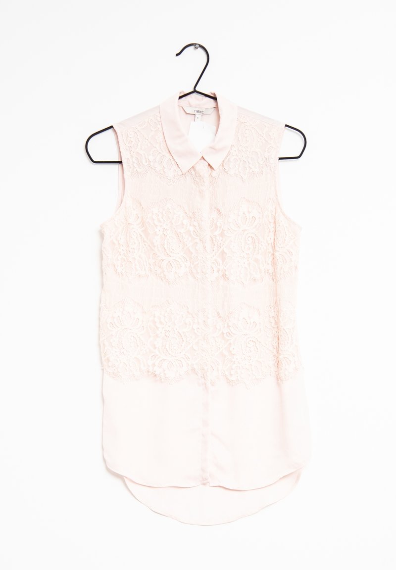 Blusa senza maniche rosa con sovrapposizione in pizzo, colletto e chiusura con bottoni. Presenta un orlo curvo e una consistenza del tessuto morbida.