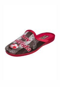 Zapatilla tipo mocasín rojo y gris con textura suave, que presenta un gráfico de un balón de fútbol y el texto "Soy Villista" en letras negritas.