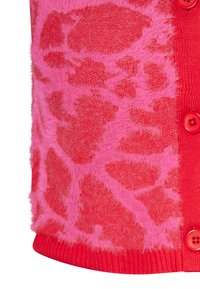Stickad kofta i klar röd med en fluffig rosa abstrakt mönster. Har en ribbad fåll och fem matchande knappar framtill.