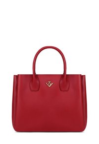 Rote Lederhandtasche mit zwei kurzen Griffen, einem goldenen Logo-Akzent, glatter Oberfläche und einer strukturierten rechteckigen Form.