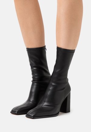 NA-KD, Bottes à talons hauts - black