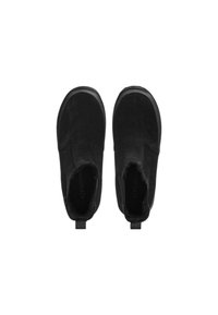 Le scarpe nere slip-on presentano un esterno in suede, punta tondeggiante, pannelli laterali elasticizzati e una morbida fodera interna per il comfort.