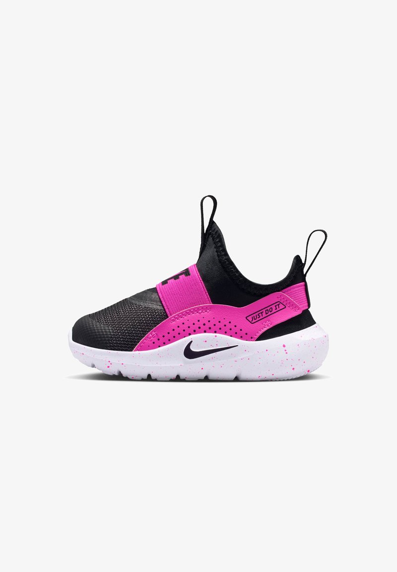 Tenisi slip-on negri și roz cu talpa albă cu pete, cu mânere de tragere și textul "Just Do It" pe banda laterală, precum și logo-ul Nike pe talpă.