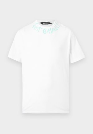 Weißes T-Shirt mit kurzen Ärmeln, hellblauem "Just Cavalli"-Schriftzug rund um den Kragen und einem schwarzen Innenschild im Nacken.