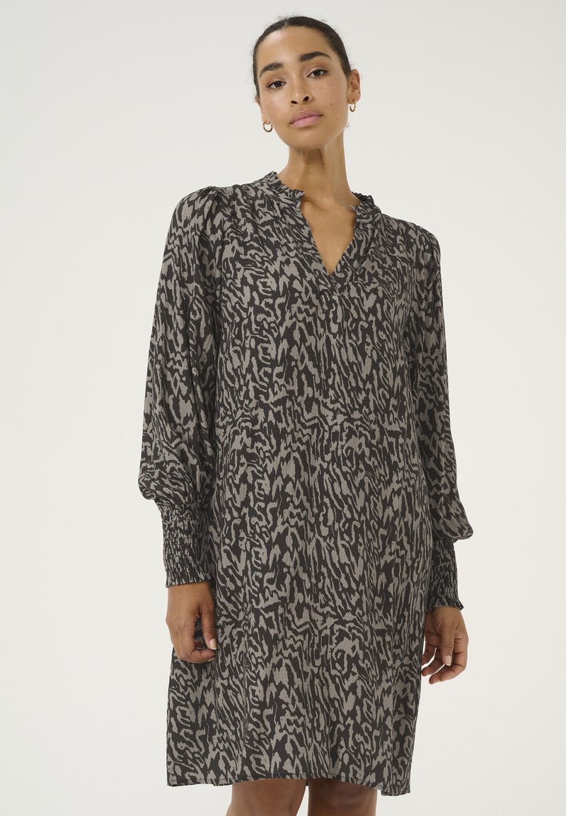 Robe imprimée animal en gris et noir, avec un décolleté en V, de longues manches ballon à poignets smockés et une coupe décontractée.