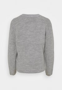 Šedý pletený svetr, strukturovaná látka, kulatý výstřih, volné ramena, střední délka, ribrové manžety a lem, zadní pohled.