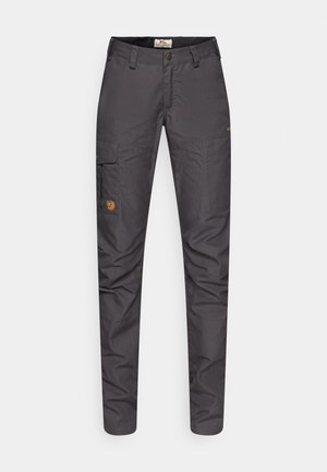 Grijze, lichtgewicht cargobroek met een slank ontwerp, voorzien van een zijzak, verstevigde knieën en een leren logopatch.