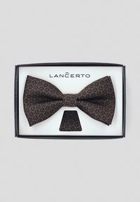 Brązowy muszka o geometrycznym wzorze, zaprezentowana w czarnym pudełku z białym logo. Zawiera dopasowaną małą muszkę do regulacji.