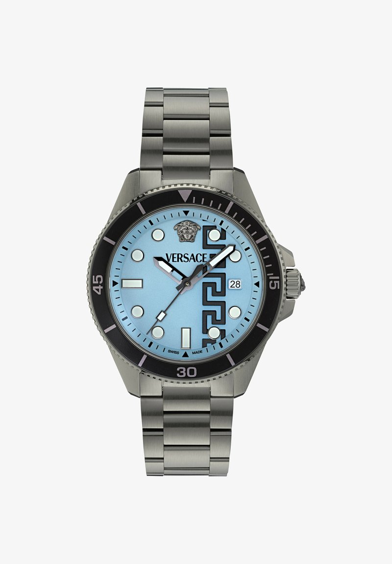 Hõbedane metallist randmekell hele sinise sihverplaadiga, musta raami, ümarate ja kandiliste markeerijatega, geomeetrilise mustriga, kuupäeva näidikuga ja Versace logoga.