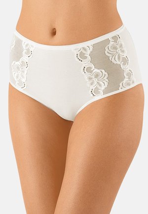 Sous-vêtement féminin blanc taille haute avec panneaux en maille à dentelle florale sur les hanches, porté par une personne visible de la taille au milieu de la cuisse.
