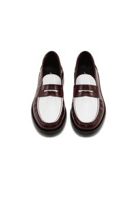 Δερμάτινα μοκασίνια με μπορντό σώμα και λευκή δερμάτινη επάνω επιφάνεια. Διαθέτουν ραμμένο σχέδιο και μικρό λουράκι διακοσμητικό στο μπροστινό μέρος.