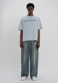 LOW LIGHTS STUDIOS® NATIONAL - Μπλουζάκι με στάμπα - sky blue