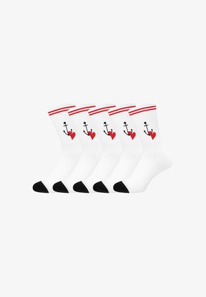 Pięć białych skarpet załogowych z czarnymi palcami i piętami, czerwonymi paskami u góry oraz czarnym kotwicą z czerwonym sercem na bokach.