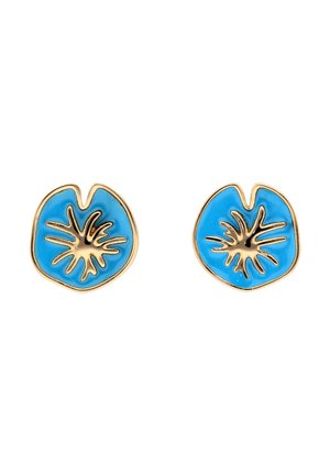 Złote i niebieskie kolczyki na sztyft z emalią, z abstrakcyjnym wzorem gwiezdnego wybuchu i nieregularnymi okrągłymi kształtami, prezentowane na białym tle.
