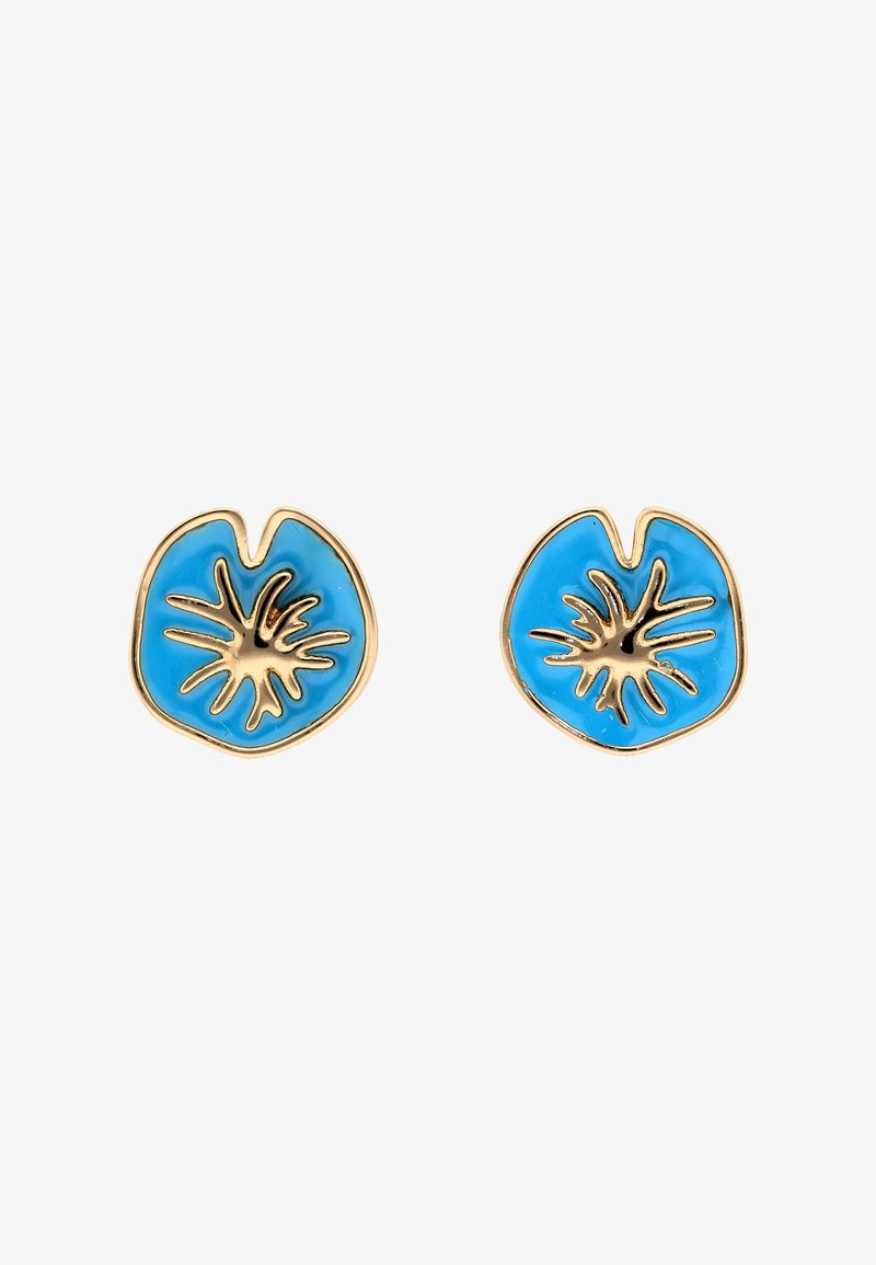 Goldene und blaue Emaille-Steckerohrringe mit abstraktem Sternexplosionsdesign und unregelmäßigen runden Formen, dargestellt auf weißem Hintergrund.