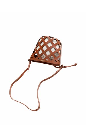 Bolso tipo saco de cuero marrón con patrón de entramado, correa de hombro ajustable y bolso de tela blanca en el interior, aislado sobre fondo blanco.