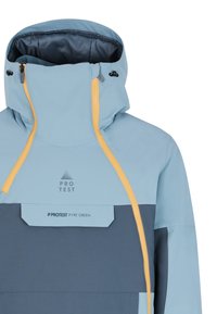 Mėlynas ir tamsiai mėlynas švarkas su aukštu apykakle, geltonas užtrauktukas, logotipas ant krūtinės ir kontrastingi intarpai. Pagamintas iš vandeniui atsparios medžiagos.