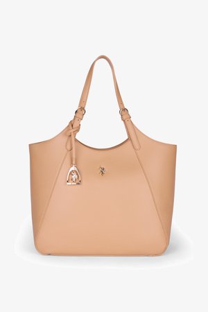 Beige Ledertasche mit zwei Griffen, einem kleinen goldenen Pferde- und Reiteremblem sowie einem passenden Lederquasten-Anhänger mit Metallverzierung.