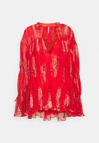 Punainen pleatattu paita, jossa on syvä V-aukko, kukkakuvioita vaaleammissa sävyissä, ja pitkät hihat, joissa on nauhakiinnitys hihansuissa. Kevyt kangas.