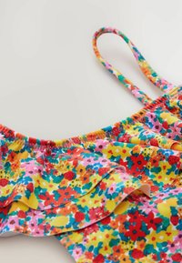 Bunter Blumen-Badeanzug mit Rüschensaum. Enthält rosa, gelbe und grüne Blumen auf einem mehrfarbigen Stoff. Dünne Träger und elastische Rüschungen.