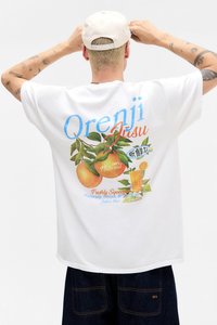 Hvid bomulds T-shirt med farverigt grafisk motiv af appelsiner og saft, med tekst der lyder "Orenji Jisu" og "Freshly Squeezed", samt grønne blade.