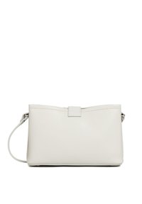 Sac à main en cuir blanc avec une surface texturée, de forme rectangulaire, fermeture éclair et une seule bandoulière réglable. Design minimaliste avec un accent de rabat.
