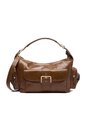 Bolso de hombro de cuero marrón con bolsillo frontal con hebilla, dos compartimentos laterales con cremallera y correa desmontable sobre fondo blanco.