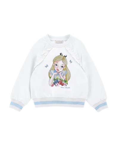 Felpa bianca con un'illustrazione colorata di Alice al centro. Presenta strisce azzurro chiaro sui polsini e sull'orlo, con dettagli arricciati.