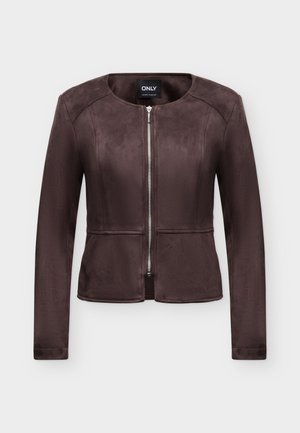 Veste marron foncé à manches longues, avec une encolure ronde, une fermeture éclair sur le devant et des coutures à la taille, sur un fond uni.