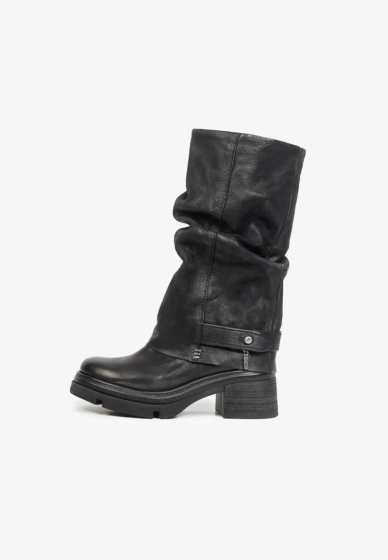 Botte en cuir noire mi-mollet avec un talon épais, une tige texturée et une bride décorative avec une petite fermeture éclair près de la cheville.