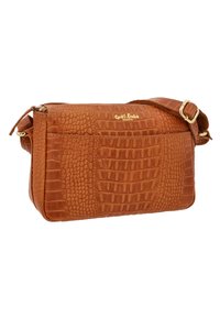 Brązowa torebka crossbody z faux krokodylej skóry, z złotymi akcentami, zamek błyskawiczny i regulowanym paskiem; prostokątny kształt; teksturowana powierzchnia.