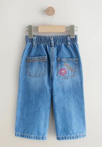 Pantaloni corti in denim blu con vita elastica, dotati di due tasche posteriori decorate con motivi ricamati dorati e rosa.