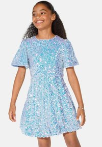 Iridescentná modrá šaty s krátkymi rukávmi, pokryté flitrami pre textúru. Rozšírená sukňa a okrúhly výstrih. Detaily s gombíkmi na zadnej strane.