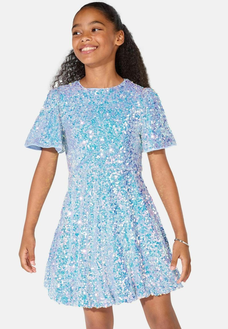 Iridescentná modrá šaty s krátkymi rukávmi, pokryté flitrami pre textúru. Rozšírená sukňa a okrúhly výstrih. Detaily s gombíkmi na zadnej strane.