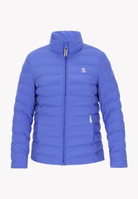 Blå vadderad jacka med hög krage, framdragkedja och subtil logotypdetalj på bröstet och ärmen. Slät, lätt material.