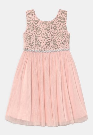 Rosa Kleid mit einem taillierten Oberteil, verziert mit metallischen Blumenapplikationen, ausgestelltem Tüllrock und einer perlenbesetzten Taille.