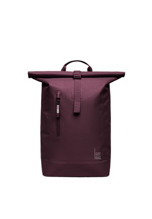Mørkelilla rygsæk med rullelukning, front lodret lynlåslomme og "GOT BAG" logo på nederste højre frontpanel.