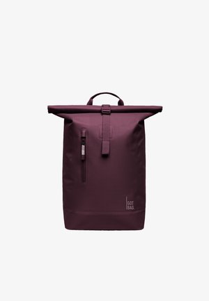 Mørkelilla rygsæk med rullelukning, front lodret lynlåslomme og "GOT BAG" logo på nederste højre frontpanel.