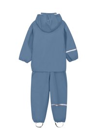 Blå vattentät regnjacka med huva, elastiska ärmar, reflexstripes och åtsittande fötter. Slät textur, designad för utomhusbruk.