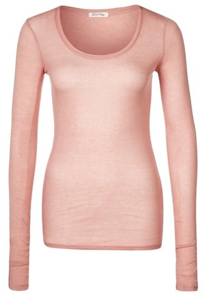 Lichtroze nauwsluitend shirt met lange mouwen en een ronde hals, gemaakt van soepel stof, met een zichtbaar label aan de binnenkant van de kraag.