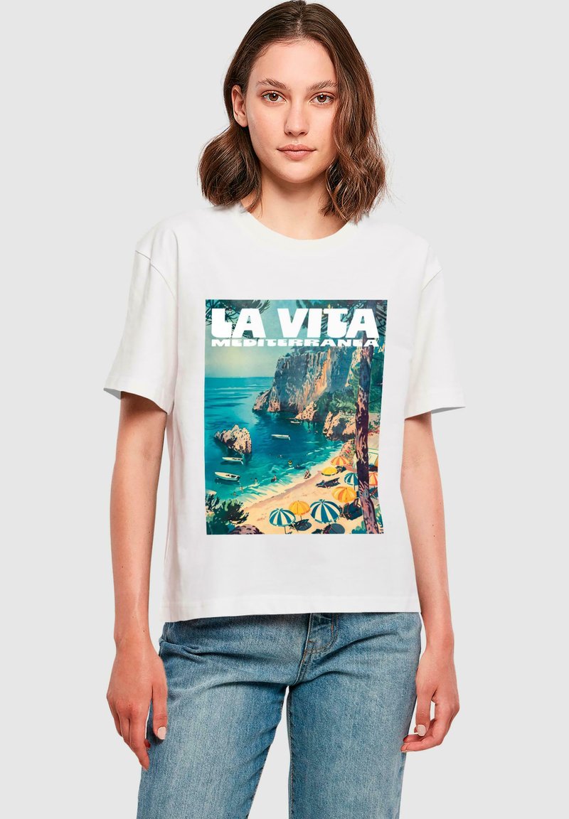 Balta medvilninė marškinėliai su spalvinga Viduržemio jūros paplūdimio grafika, su tekstu "LA VITA MEDITERRANEA" ir mėlynai žaliais vandenyno tonais.