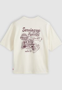 Βαμβακερό t-shirt σε κρεμ απόχρωση με γραφικό μαρουον χρώματος που απεικονίζει έναν χαρακτήρα κινουμένων σχεδίων με ένα μπέργκερ και κείμενο «Serving up FLAVOR Since 1873» στην πλάτη.